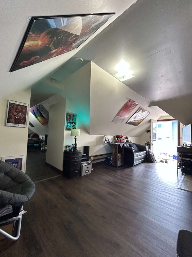 Building Photo - Walk to WWU & Downtown Bellingham from Prime Chestnut St Location