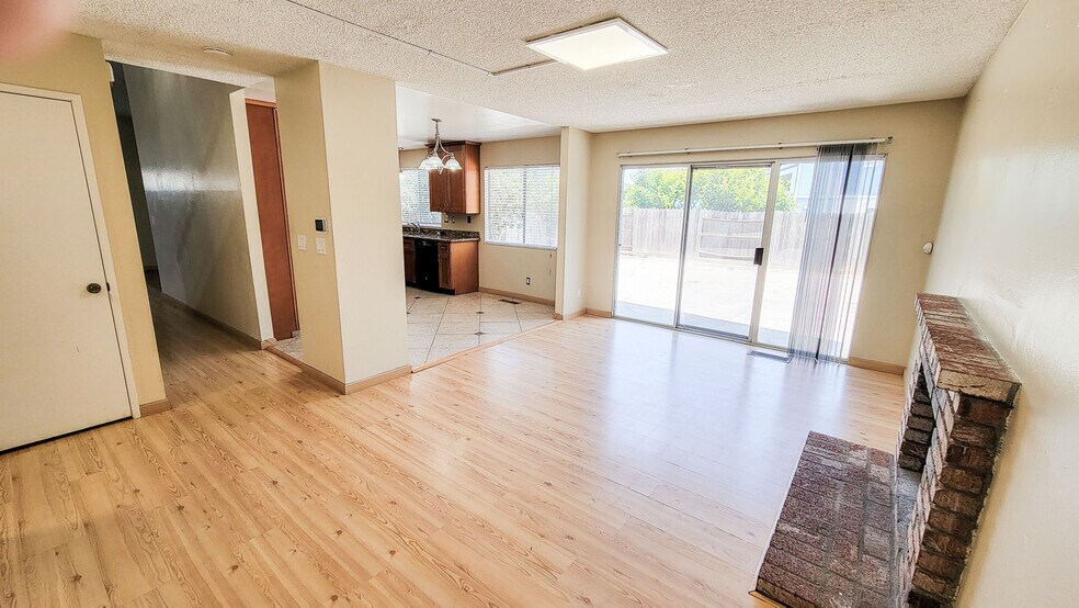 Family Room - 203 Oriole Ct