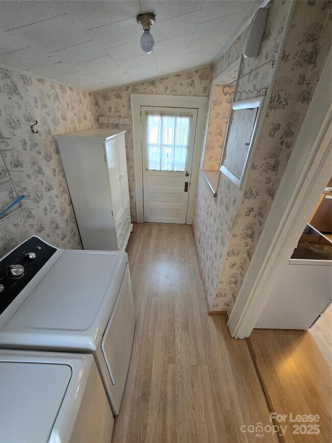 Building Photo - 142 Harris St