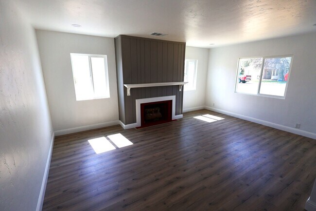Building Photo - Stunning 2-Bedroom Home with Modern Updates