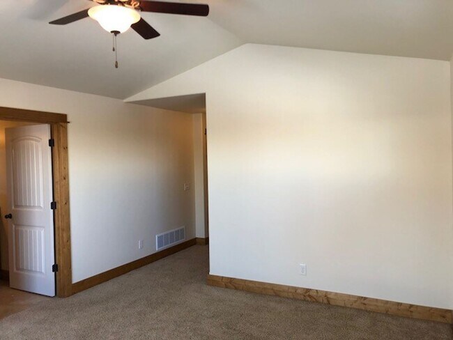 Building Photo - Comfortable Living in the Heart of Valley ...