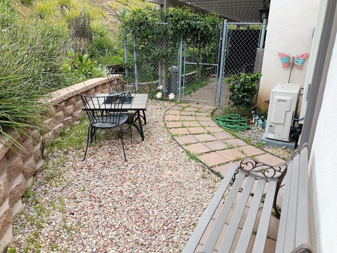 Building Photo - 1620 1/4 York Dr