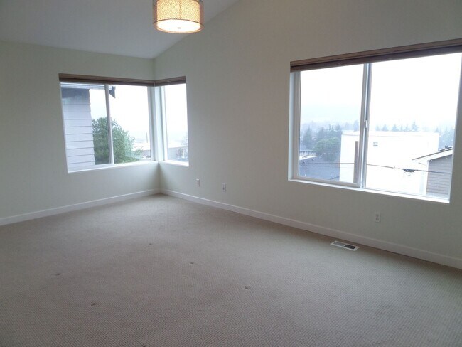 Building Photo - Immaculate and LARGE 4-Bedroom Home in Unb...