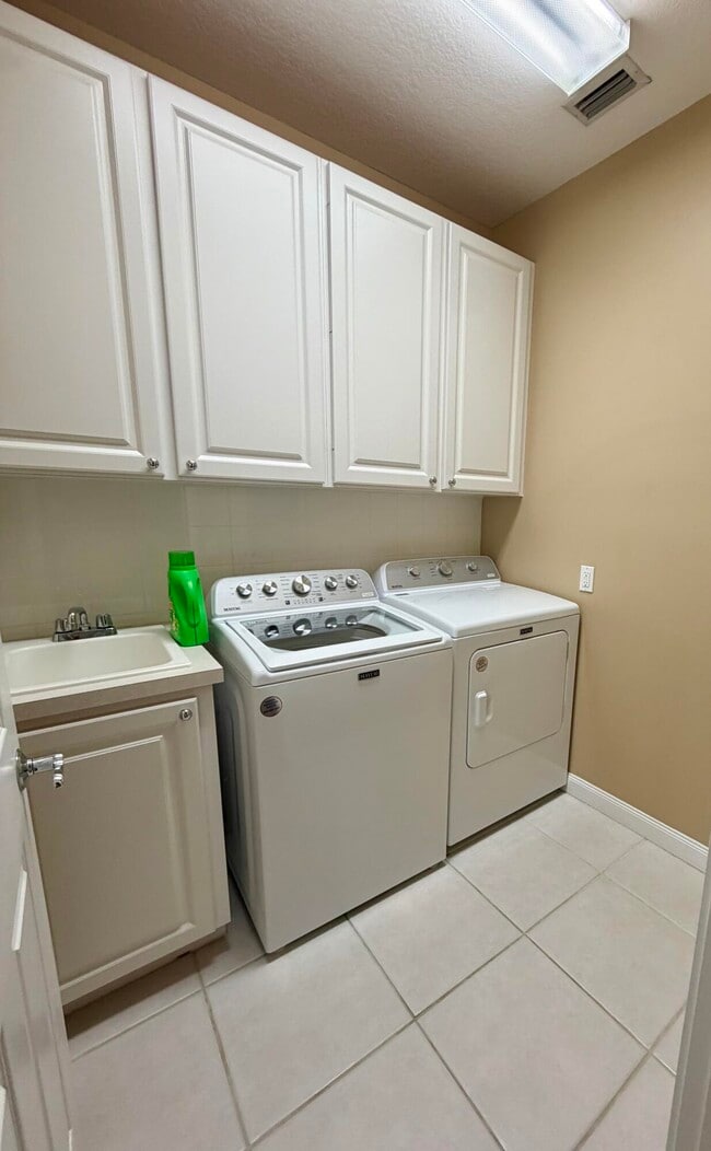 Building Photo - 1605 Jeaga Dr