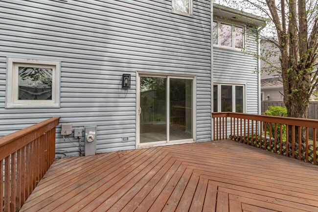 Building Photo - 690 Greenview Ln