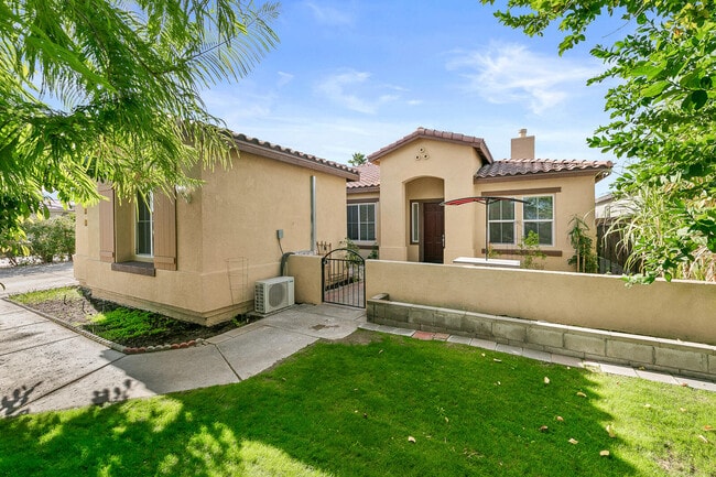 Building Photo - 46211 Roadrunner Ln