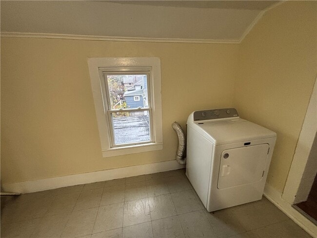 Building Photo - 240 Bridge St