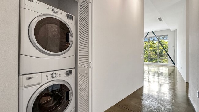 Building Photo - Authentic Loft Living in an Emeryville Landmark