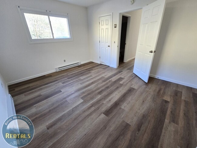 Building Photo - 3-Bed/1.5-Bath Duplex Unit Available - Close to Campus!