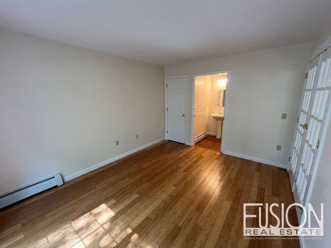 Building Photo - Impeccably Maintained 3bd, 2 bth Stonington Circle Condo!