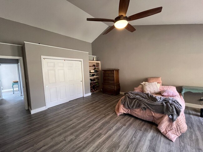 Building Photo - Country Living in Ranchland Acres!
