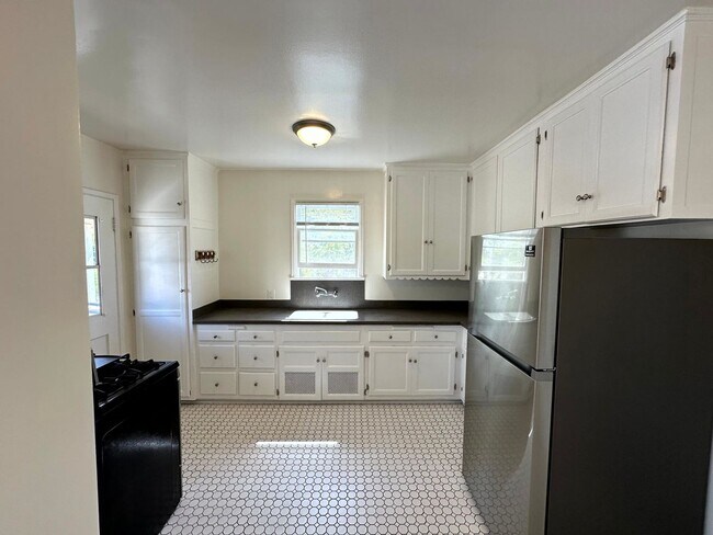 Building Photo - MOVE-IN SPECIAL!  $600 off the first year'...