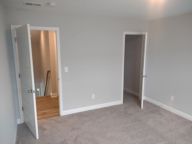 Building Photo - 1031 Ashcroft Cir