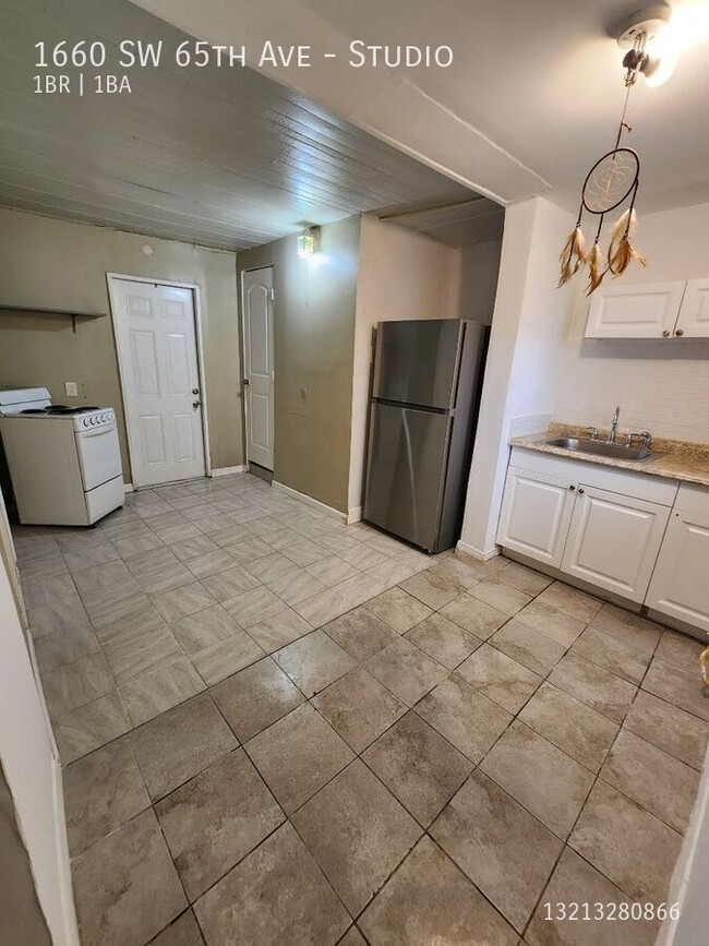 Building Photo - 1660 SW 65th Ave