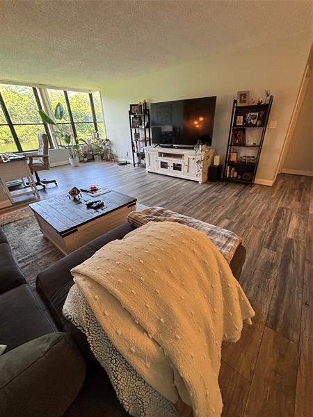 Primary Photo - 2660 Carambola Cir N