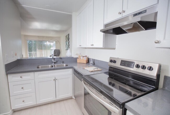 Building Photo - Premier Apartments - 12325