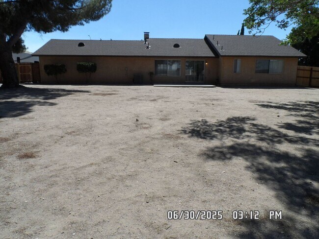 Building Photo - 3 Bedrooms, 2 Bathrooms, 3 Car Garage, Fir...