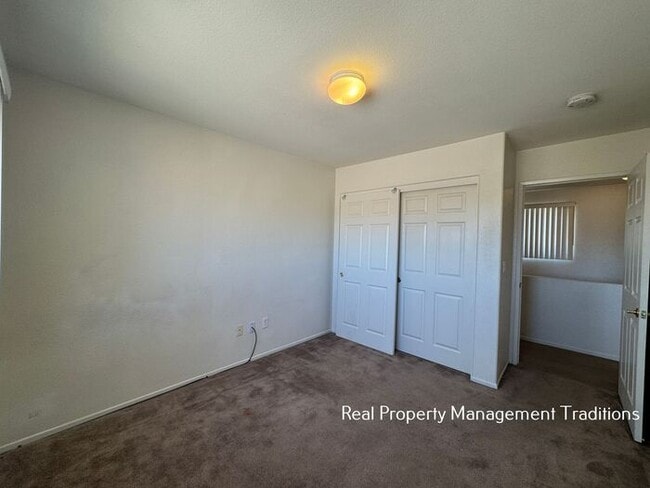 Building Photo - Spacious 4 + 3 Townhouse in Rosamond - Ask...