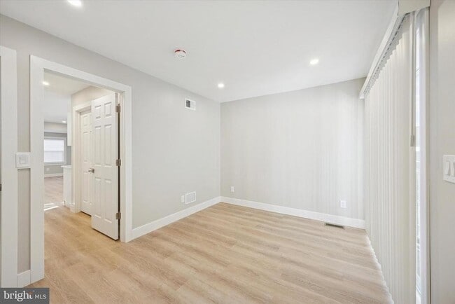 Building Photo - 118 Bartram Ave