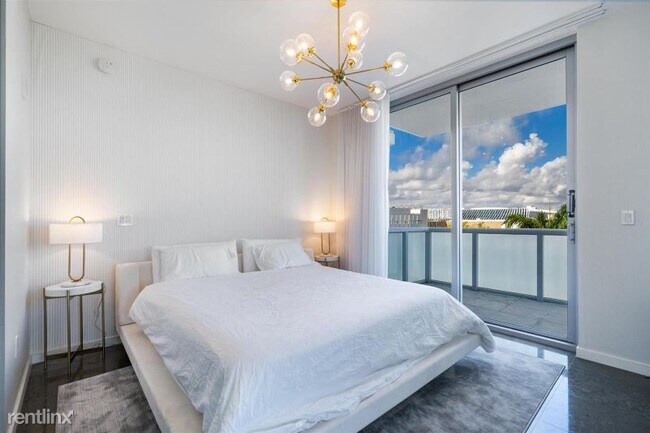 Building Photo - 220 21st St