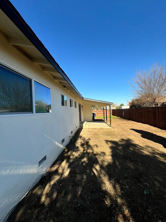 Building Photo - 840 S F St