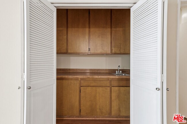 Building Photo - 8701 Delgany Ave