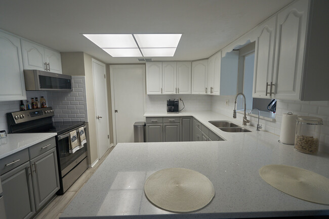 Fully Stocked Kitchen - 709 Meredith St