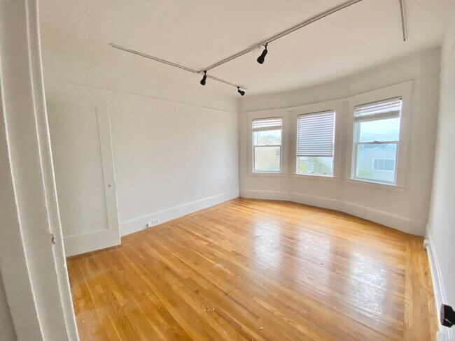 Bedroom #1 - 747 Head St