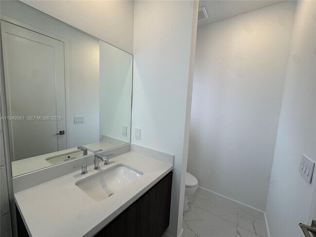 Building Photo - 19749 NE 16th Pl