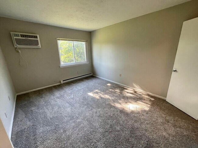 Building Photo - 1140 King Louis Ct