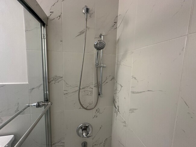 Building Photo - Updated 2 Bed / 1 Bath - Ground Floor Condo - Commuter-Friendly Location