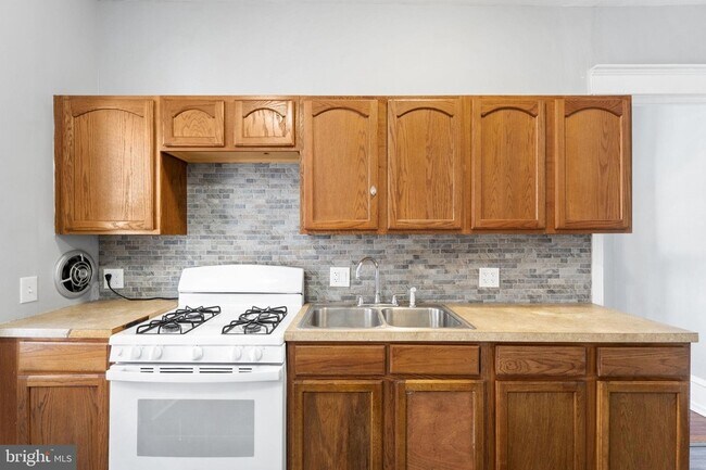 Building Photo - 246 W Abbottsford Ave