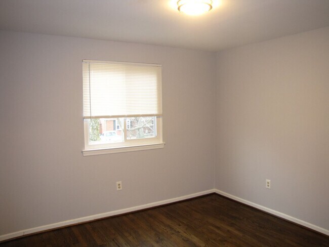 Building Photo - Renovated 4 level single family home in Ki...