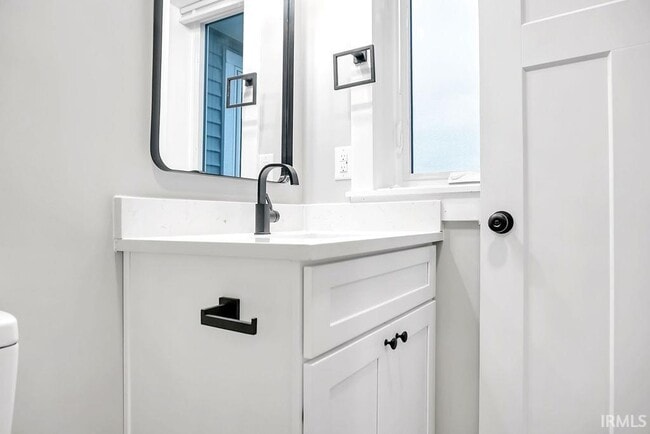 Building Photo - 1112 N Woodburn Ave