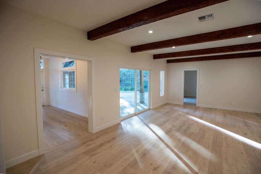 Building Photo - 384 Crazy Horse Canyon Rd