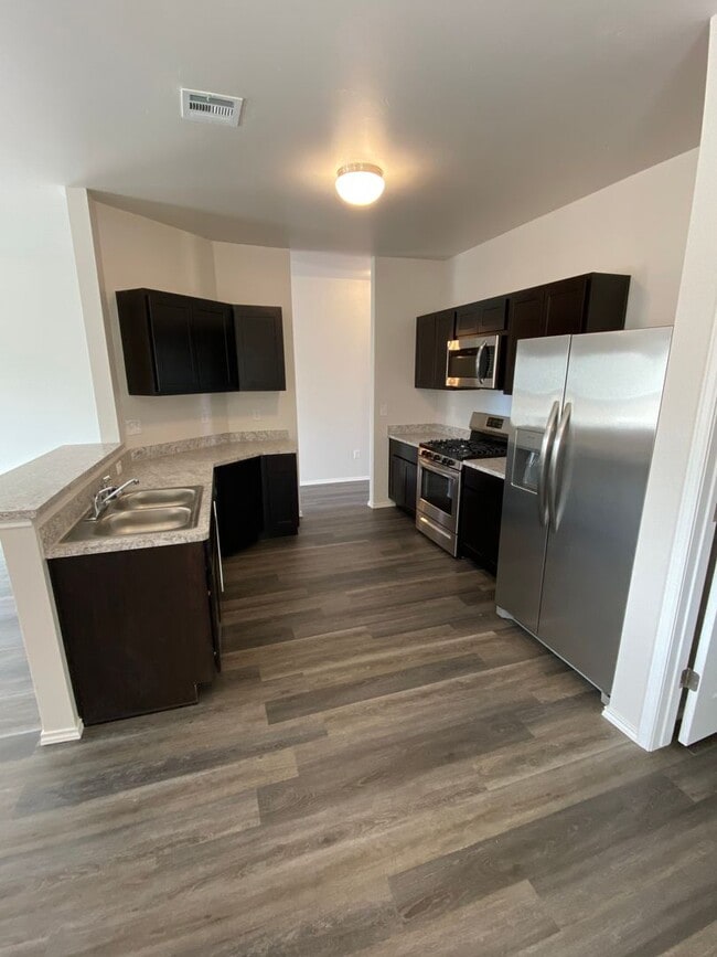 Building Photo - Pre-Leasing Now! Secure This Modern 3-Bedroom, 2-Bathroom Home in Shadow Valley