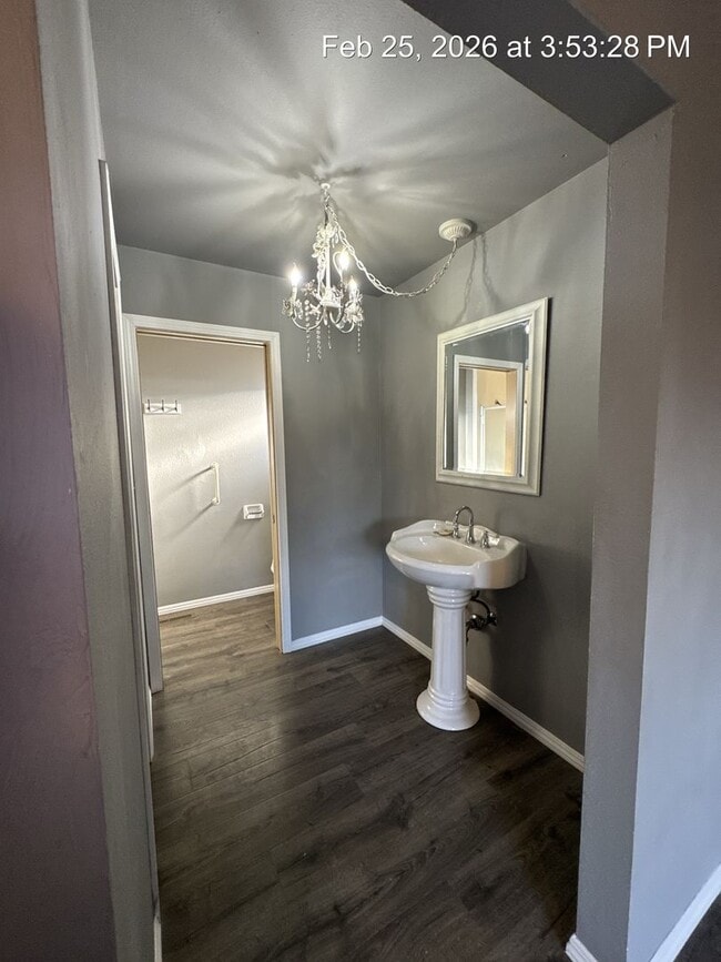 Building Photo - Charming Home Available Now !