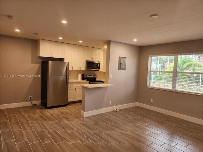 Primary Photo - 2121 N Ocean Blvd