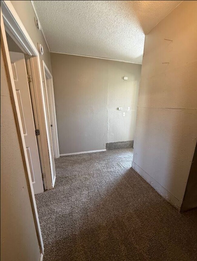 Building Photo - Charming 5 Bedroom House