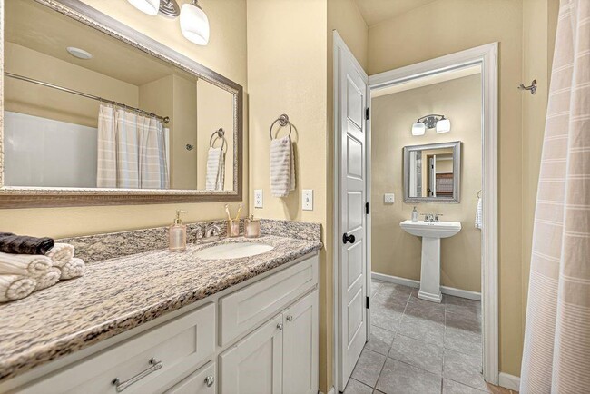 Building Photo - 983 N Main St