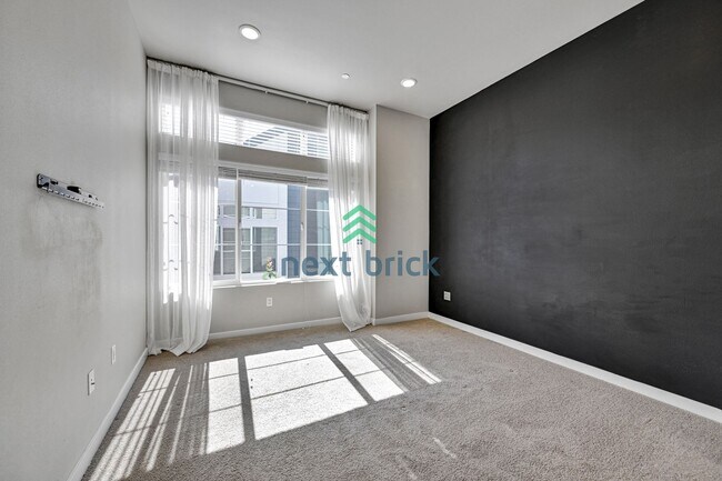 Building Photo - 2 BED & 2.5 BATH TOWNHOUSE FOR RENT