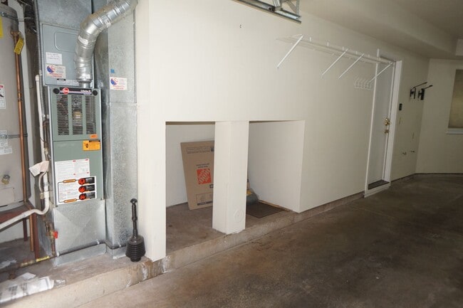 Building Photo - Beautiful 2 bedroom Belmont Condo. 3 Stories, 1 car garage, open floor plan, a/c. Amazing unit!