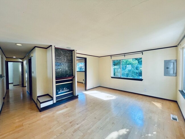 Building Photo - Massive House with Elegant Finishes in Madison Valley!