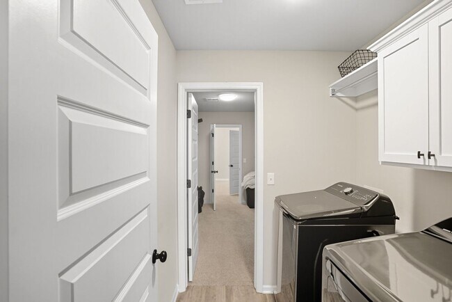 Building Photo - Like new, Move in Ready.