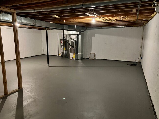 Building Photo - Spacious 3 Bedroom End Unit- Baltimore, MD