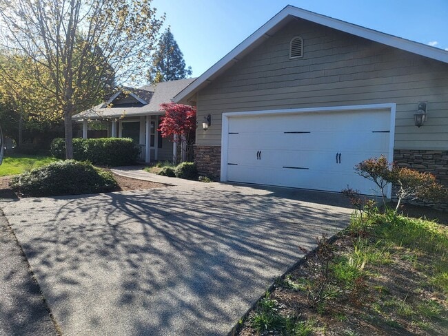 Building Photo - 3 bed 2 bathHome for Rent in Grants Pass