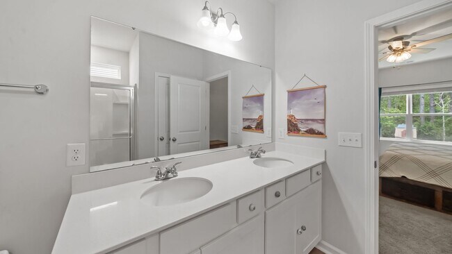 Building Photo - Beautiful 4-Bedroom Home in The Commons Featuring a Convenient Floor Plan