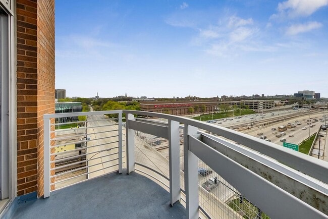 Building Photo - 933 W Van Buren St
