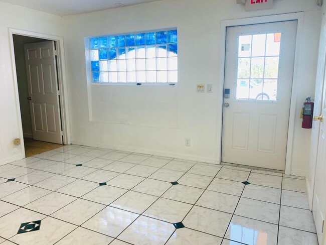 Building Photo - 500 W Oakland Park Blvd
