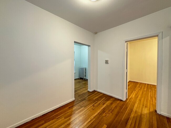 Building Photo - 933 W Sunnyside Ave